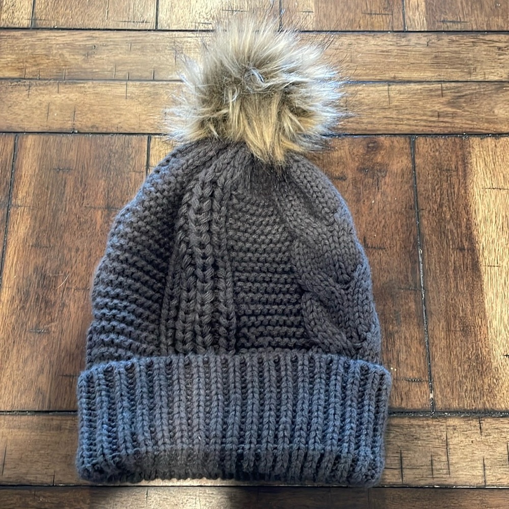3/$15 🔴 Women’s winter beanie with puff ball